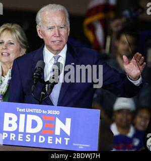 (FILE) Joe Bidens erster offizieller Tag als de facto 2020 Präsidentschaftskandidat der Demokraten. Vermont-Senator Bernie Sanders hat sich am Mittwoch entschieden, das Rennen zu beenden, und der ehemalige Vizepräsident kann nun seine Zeit und Energie voll und ganz den Parlamentswahlen gegen Präsident Donald Trump widmen. BALDWIN HILLS, LOS ANGELES, KALIFORNIEN, USA - MÄRZ 03: Ehemaliger Vizepräsident Joe Biden, 2020 demokratischer Präsidentschaftskandidat, spricht während der Jill und Joe Biden 2020 Super Tuesday Los Angeles Rallye, die am 3. März 2020 im Baldwin Hills Recreation Center in Baldwin Hills, Los Angeles, Kalifornien, U, abgehalten wurde Stockfoto