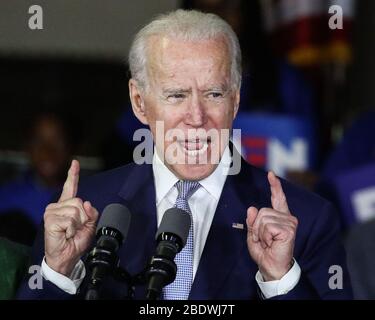 (FILE) Joe Bidens erster offizieller Tag als de facto 2020 Präsidentschaftskandidat der Demokraten. Vermont-Senator Bernie Sanders hat sich am Mittwoch entschieden, das Rennen zu beenden, und der ehemalige Vizepräsident kann nun seine Zeit und Energie voll und ganz den Parlamentswahlen gegen Präsident Donald Trump widmen. BALDWIN HILLS, LOS ANGELES, KALIFORNIEN, USA - MÄRZ 03: Ehemaliger Vizepräsident Joe Biden, 2020 demokratischer Präsidentschaftskandidat, spricht während der Jill und Joe Biden 2020 Super Tuesday Los Angeles Rallye, die am 3. März 2020 im Baldwin Hills Recreation Center in Baldwin Hills, Los Angeles, Kalifornien, U, abgehalten wurde Stockfoto