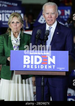 (FILE) Joe Bidens erster offizieller Tag als de facto 2020 Präsidentschaftskandidat der Demokraten. Vermont-Senator Bernie Sanders hat sich am Mittwoch entschieden, das Rennen zu beenden, und der ehemalige Vizepräsident kann nun seine Zeit und Energie voll und ganz den Parlamentswahlen gegen Präsident Donald Trump widmen. BALDWIN HILLS, LOS ANGELES, KALIFORNIEN, USA - MÄRZ 03: Der ehemalige Vizepräsident Joe Biden, 2020 demokratischer Präsidentschaftskandidat, spricht, während seine Frau Jill Biden, links, während der Jill und Joe Biden 2020 Super Tuesday Los Angeles Rallye im Baldwin Hills Recreation Center am 3. März 2020 in B steht Stockfoto