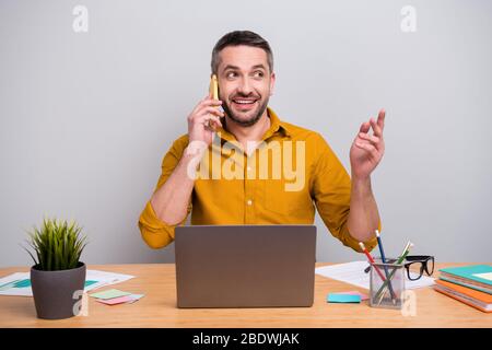 Portrait positive Manager Vermarkter professionelle Arbeiter Mann sitzen Schreibtisch Arbeit Hause Corona Virus Quarantäne Anruf Smartphone Chef erzählen Job News Tragen Sie stilvoll Stockfoto