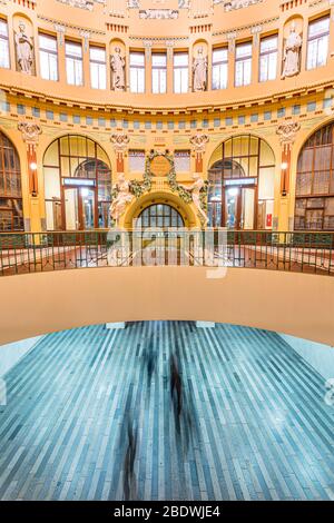 PRAG, TSCHECHISCHE REPUBLIK, MAI 2020 - Inneres des historischen Hauptbahnhofs in Prag, Tschechische Republik mit dem Namen Fantova kavarna, auf englisch Fant Stockfoto