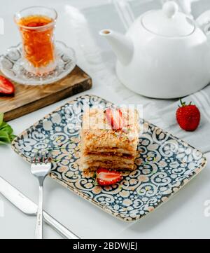 napoleon Kuchen mit Erdbeere auf dem Tisch Stockfoto
