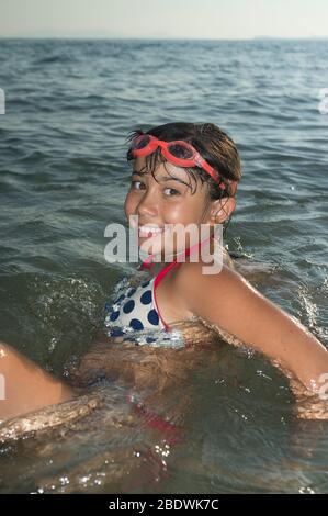 Kleines Mädchen spielt im Wasser Stockfoto