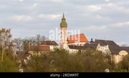 Panoramablick auf Kloster Andechs (Kloster Andechs). Die benediktinerabtei ist ein beliebtes Ziel für Pilger und vor allem für ihre Brauerei berühmt. Stockfoto