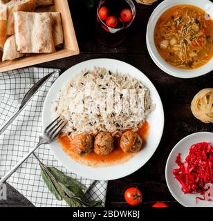 Reis mit Fleischbällchen und Gemüsesuppe mit Nudeln Stockfoto