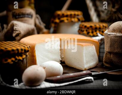 Geräucherter Käse auf einem Holzhanf Stockfoto