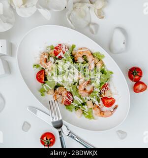 Garnelen caesar Salat auf dem Tisch   Stockfoto