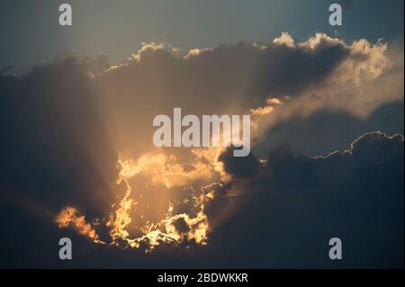 Sonne scheint durch Wolken bei Sonnenuntergang, Ant's Nest Reserve, in der Nähe von Vaalwater, Limpopo Provinz, Südafrika Stockfoto