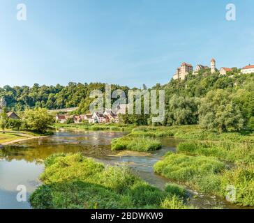 Blick auf die Harburg im Sommer vom Wörnitzer Tal, Schwaben, Bayern, Deutschland Stockfoto