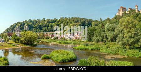 Blick auf die Harburg im Sommer vom Wörnitzer Tal, Schwaben, Bayern, Deutschland Stockfoto