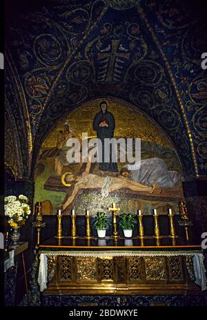 Interieur der Grabeskirche, Jerusalem, Israel EIN Mosaik-Darstellung des Leibes Christi, der nach seinem Tod vorbereitet wird Stockfoto