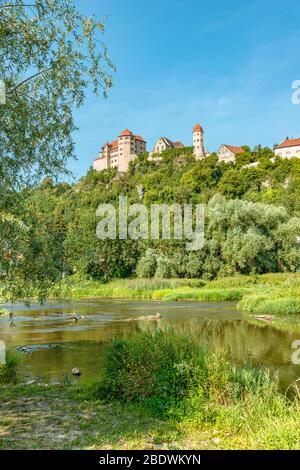 Blick auf die Harburg im Sommer vom Wörnitzer Tal, Schwaben, Bayern, Deutschland Stockfoto