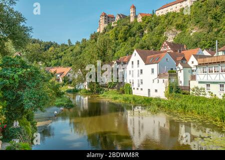 Flusslandschaft im Wörnitzer Tal, mit Schloss Harburg im Hintergrund, Schwaben, Bayern, Deutschland Stockfoto