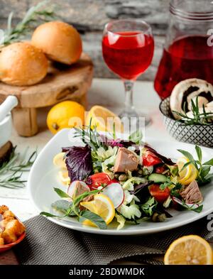 Thunfischsalat mit Gemüse auf dem Tisch Stockfoto