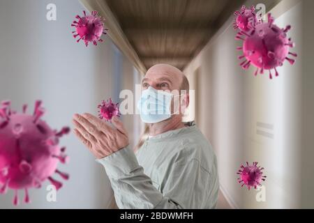 Konzept der Verhinderung der Ausbreitung der Epidemie und Behandlung von Coronavirus: Ein kaukasischer Arzt mit einer Schutzmaske versucht, gerenderte Corona-Virus um ihn herum im Korridor eines Krankenhauses zu fangen. Stockfoto