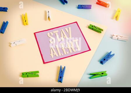 Handschriftentext bleibt aufmerksam. Konzeptionelles Foto mit voller Aufmerksamkeit auf die Dinge rund um schnell zu sehen oder zu verstehen farbige Wäscheklammer Papier leer Reminde Stockfoto