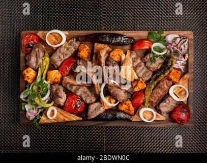 Verschiedene Fleischkebab mit Zwiebeln Kräuter und gegrilltem Gemüse Stockfoto