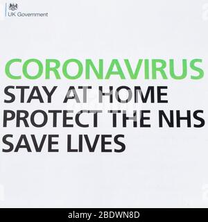 Ashford, Kent, Großbritannien. April 2020. Das von der britischen Regierung verteilte Informationspaket kommt mit einem Update über die Coronavirus-Pandemie in die Post. Bleib zu Hause, beschütze das NHS, rette Leben. ©Paul Lawrenson 2020, Foto: Paul Lawrenson/Alamy Live News Stockfoto