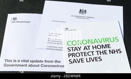 Ashford, Kent, Großbritannien. April 2020. Das von der britischen Regierung verteilte Informationspaket kommt mit einem Update über die Coronavirus-Pandemie in die Post. Bleib zu Hause, beschütze das NHS, rette Leben. ©Paul Lawrenson 2020, Foto: Paul Lawrenson/Alamy Live News Stockfoto