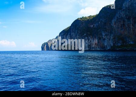 Große Felsen in der Andamansee bei Ko Lanta - Thailand Stockfoto