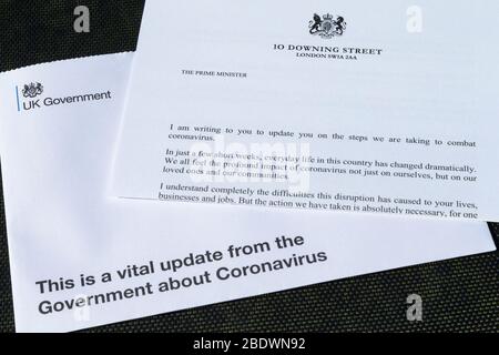 Ashford, Kent, Großbritannien. April 2020. Das von der britischen Regierung verteilte Informationspaket kommt mit einem Update über die Coronavirus-Pandemie in die Post. Bleib zu Hause, beschütze das NHS, rette Leben. ©Paul Lawrenson 2020, Foto: Paul Lawrenson/Alamy Live News Stockfoto