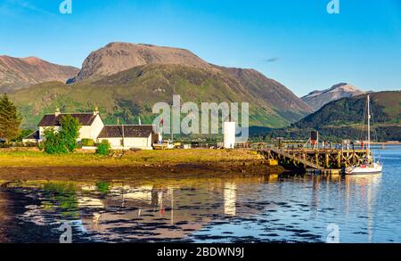 Eingang zum Caledonian Canal mit altem Leuchtturm vom Loch Linnhe in den Corpach West Highlands von Schottland mit Ben Nevis als Hintergrund Stockfoto