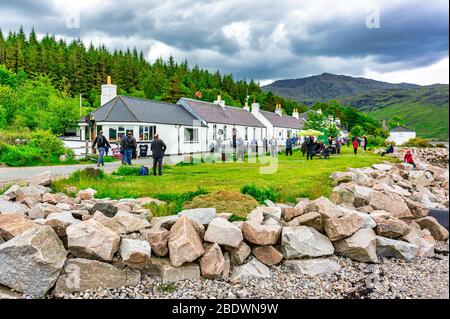 Der Old Forge Pub mit Besuchern im Dorf Inverie in Inverie Bay Loch Nevis am Knoydart in den West Highlands Schottlands Stockfoto