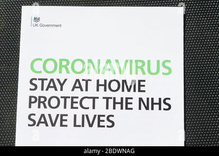 Ashford, Kent, Großbritannien. April 2020. Das von der britischen Regierung verteilte Informationspaket kommt mit einem Update über die Coronavirus-Pandemie in die Post. Bleib zu Hause, beschütze das NHS, rette Leben. ©Paul Lawrenson 2020, Foto: Paul Lawrenson/Alamy Live News Stockfoto