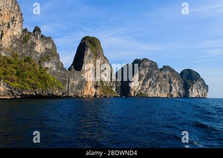 Große Felsen in der Andamansee bei Ko Lanta - Thailand Stockfoto