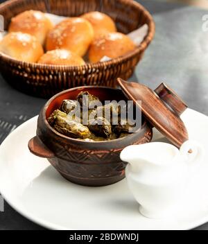 Traditionelle aserbaidschanische Blatt Dolma auf dem Teller Stockfoto