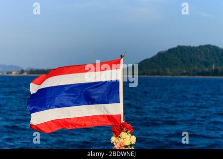 Thailändische Flagge auf dem Boot in Andaman Meer bei Ko Lanta Stockfoto