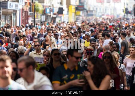 Menge an Notting Hill Carnival, London Stockfoto