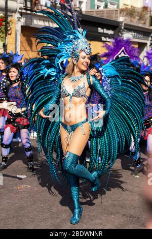 Weibliche Darstellerin in aqua-farbenen Kostüm posiert beim Notting Hill Carnival, London Stockfoto