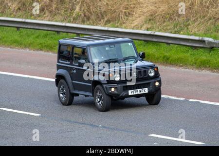 2019 schwarz Suzuki Jimny SZ5 4X4 Auto; Fahrzeugverkehr bewegende Fahrzeuge, Fahren Fahrzeug auf UK Straßen, Motoren, Autofahren auf der Autobahn M6 Stockfoto