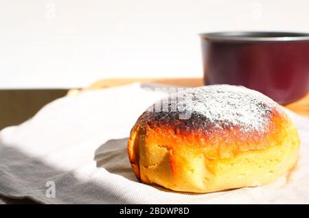 Hausgemachtes Brot aus nächster Nähe - frische Zutaten & leckere Snacks. Brot Backform. Küchentisch mit freiem Platz für Ihr Produkt Stockfoto