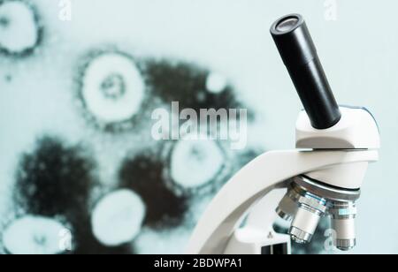 ?icroscope im Labor. Viren im Hintergrund. Stockfoto