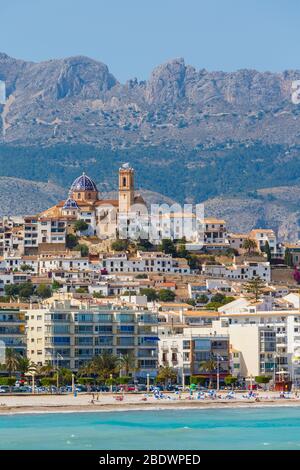 Altea, Costa Blanca, Provinz Alicante, Spanien. Gesamtansicht des Strandes, der Stadt und der Kirche La Mare de Déu del Consol oder unserer Lieben Frau vom Trost. Stockfoto