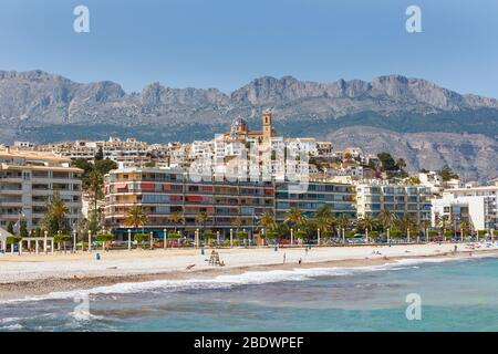 Altea, Costa Blanca, Provinz Alicante, Spanien. Gesamtansicht des Strandes, der Stadt und der Kirche La Mare de Déu del Consol oder unserer Lieben Frau vom Trost. Stockfoto