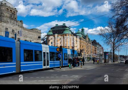 April 2018 In Stockholm, Schweden Statt. Blaue Straßenbahn auf einer der Straßen Stockholms bei klarem Wetter im Frühjahr. Stockfoto