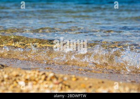 Kleine Wellen waschen am Bertsdorfer See bei Görlitz Deutschland Stockfoto