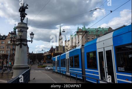 April 2018 In Stockholm, Schweden Statt. Blaue Straßenbahn auf einer der Straßen Stockholms bei klarem Wetter im Frühjahr. Stockfoto