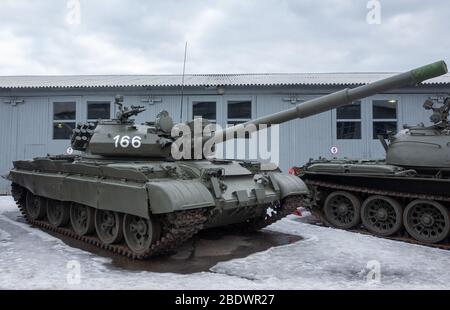 23. März 2019 Region Moskau, Russland. Sowjetischer Mittel- und Hauptpanzer der zweiten Hälfte des XX. Jahrhunderts T-62M im Zentralen Museum für Panzerwaffen Stockfoto