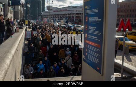 1. April 2019 Moskau, Russland. Eine Menge Passagiere steigen in die U-Bahn während der morgendlichen Rush Hour auf dem Platz von drei Stationen in Moskau. Stockfoto