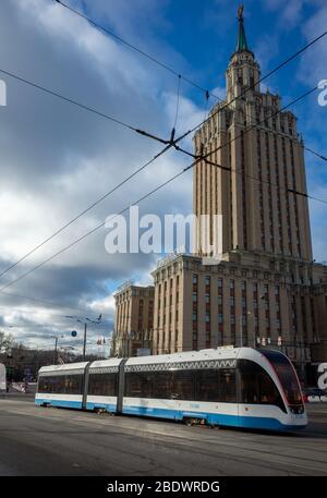 1. April 2019 Moskau, Russland. Straßenbahn auf dem Hintergrund des Gebäudes des Leningradskaya Hotel auf dem Platz von drei Stationen in Moskau. Stockfoto