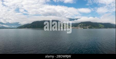 Großer Panoramablick über den Zeller See in Zell am See, Österreich. Stockfoto