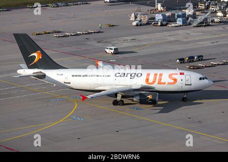 Frankfurt, Deutschland - 6. April 2020: ULS Cargo Airbus A310 Frachtflugzeug am Flughafen Frankfurt (FRA) in Deutschland. Airbus ist ein Flugzeughersteller Stockfoto