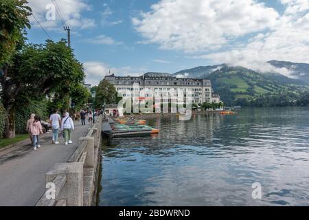 Seeblick in Richtung Grand Hotel Zell am See und Zeller See in Zell am See, Österreich. Stockfoto