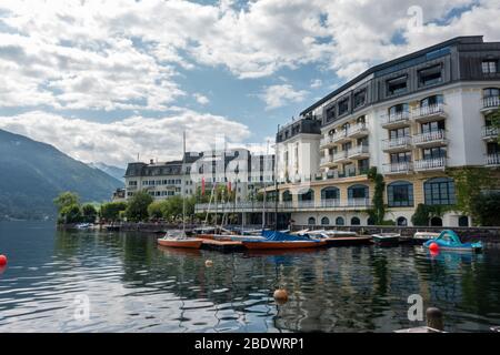 Seeblick in Richtung Grand Hotel Zell am See und Zeller See in Zell am See, Österreich. Stockfoto