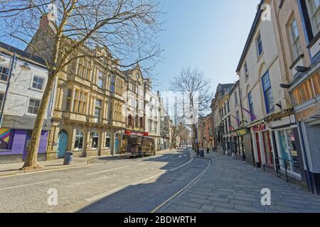 Im Bild: Die verlassene Wind Street in Swansea, Wales, UK. Donnerstag 26 März 2020 Re: Covid-19 Coronavirus Pandemie, UK. Stockfoto