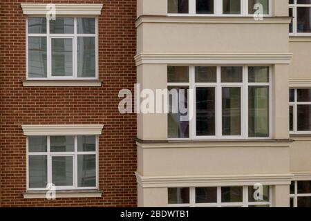Das Hotel. Neues modernes Gebäude mit Balkonen, Nahaufnahme, Fragment. Nahaufnahme der gläsernen Balkone des modernen Hotelgebäudes Stockfoto